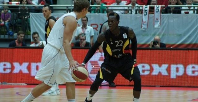 Dennis Schröder defending