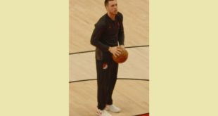 Pat_Connaughton_holding the ball