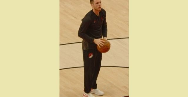 Pat_Connaughton_holding the ball