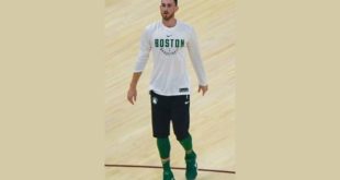 Gordon_Hayward,_Celtics standing in the court